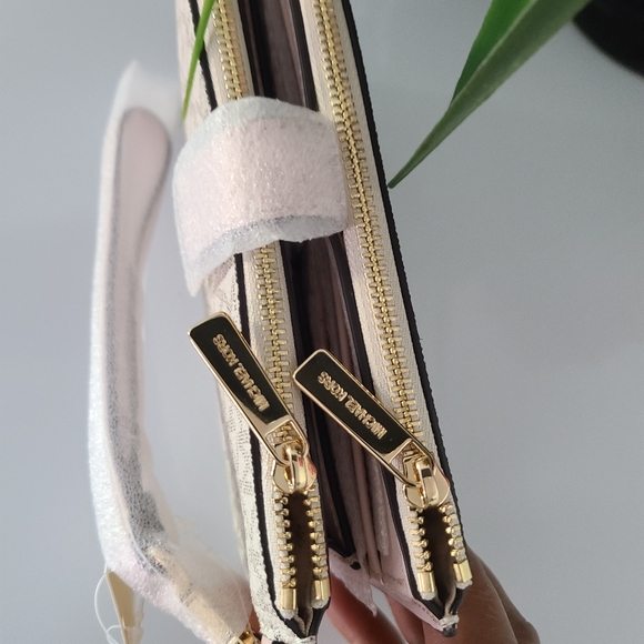 Michael Kors Jet Set Wallet - Picture 4 of 6